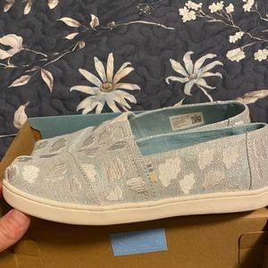 Little Girls Toms. Size 2, brand new, never worn